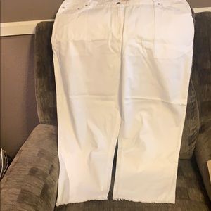 White full-length jeans w/cute frayed bottom! 🤍🤍